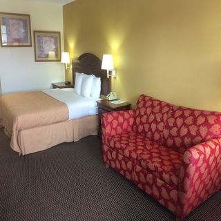 Bed with Sofa at Sylvania Inn